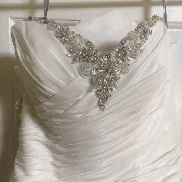 Wedding Dress - Picture 2 of 4
