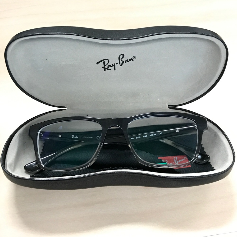 A Brand New Rayban wayfarer RB5279