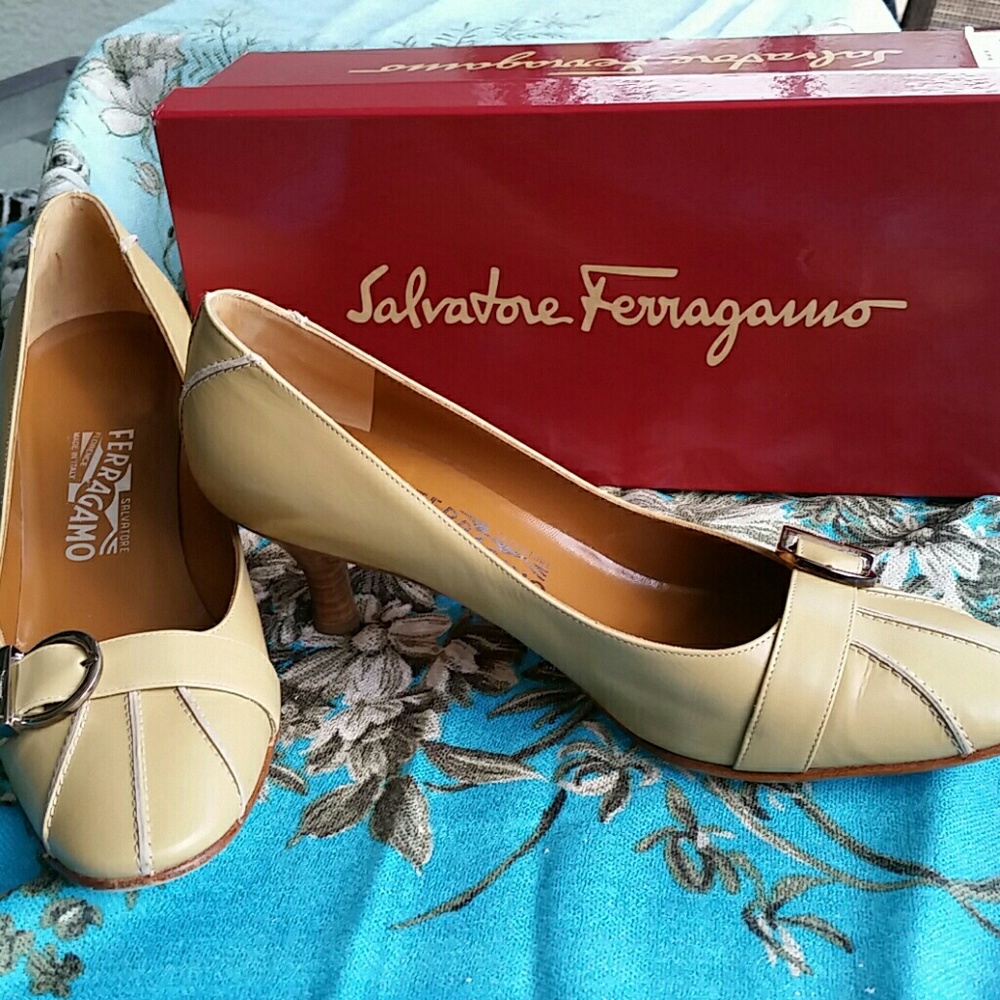 Salvador Ferragamo Acaia beige pump