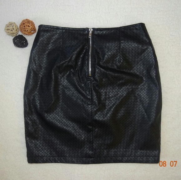 Forever 21 Black Faux Leather Skirt - Picture 3 of 6