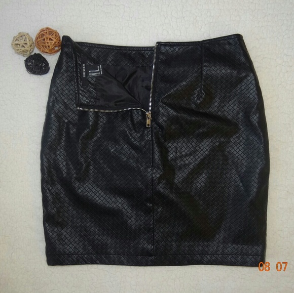 Forever 21 Black Faux Leather Skirt - Picture 4 of 6