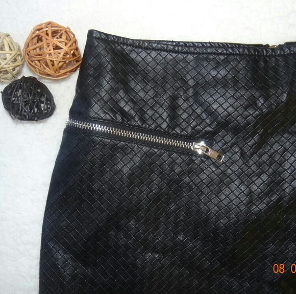 Forever 21 Black Faux Leather Skirt - Picture 2 of 6