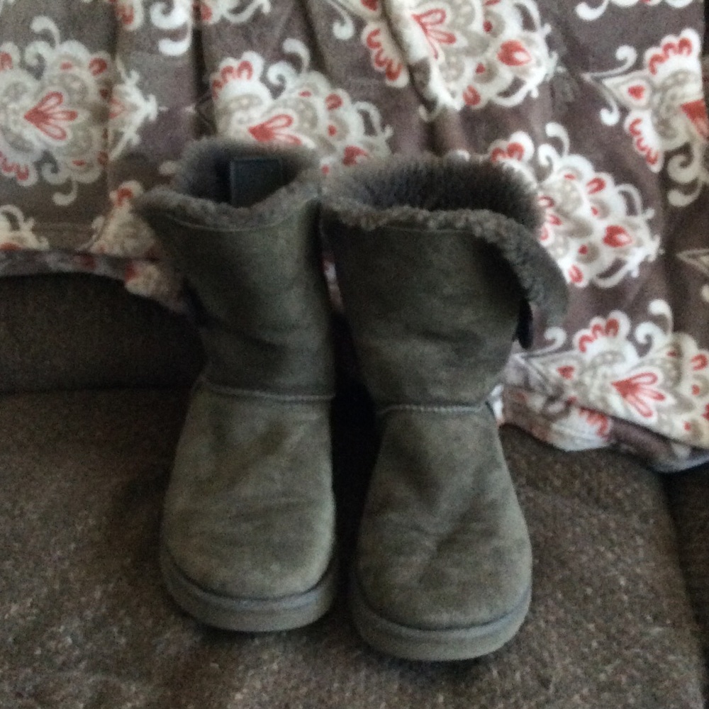 UGG Bailey Button Short