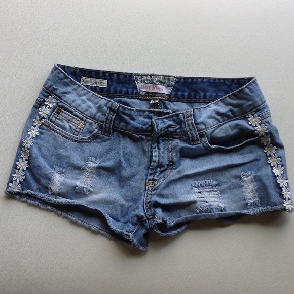 Hot kiss distressed blue jean shorts with daisies - Picture 1 of 4