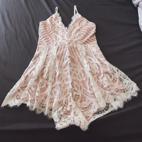 SOLD 💖 Beautiful white lace romper - Picture 2 of 5