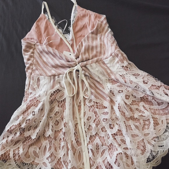 SOLD 💖 Beautiful white lace romper - Picture 3 of 5