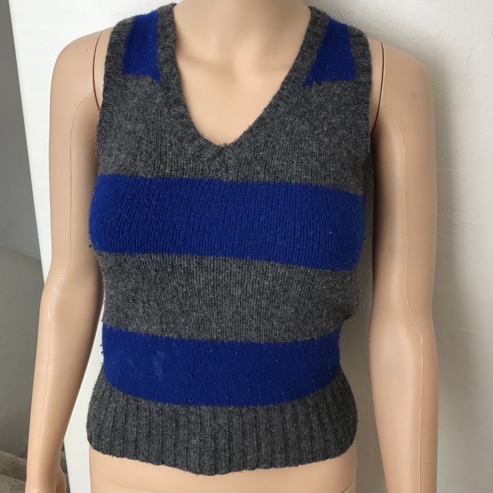 Sleeveless V neck sweater top