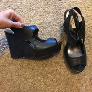 Vera Wang black wedges