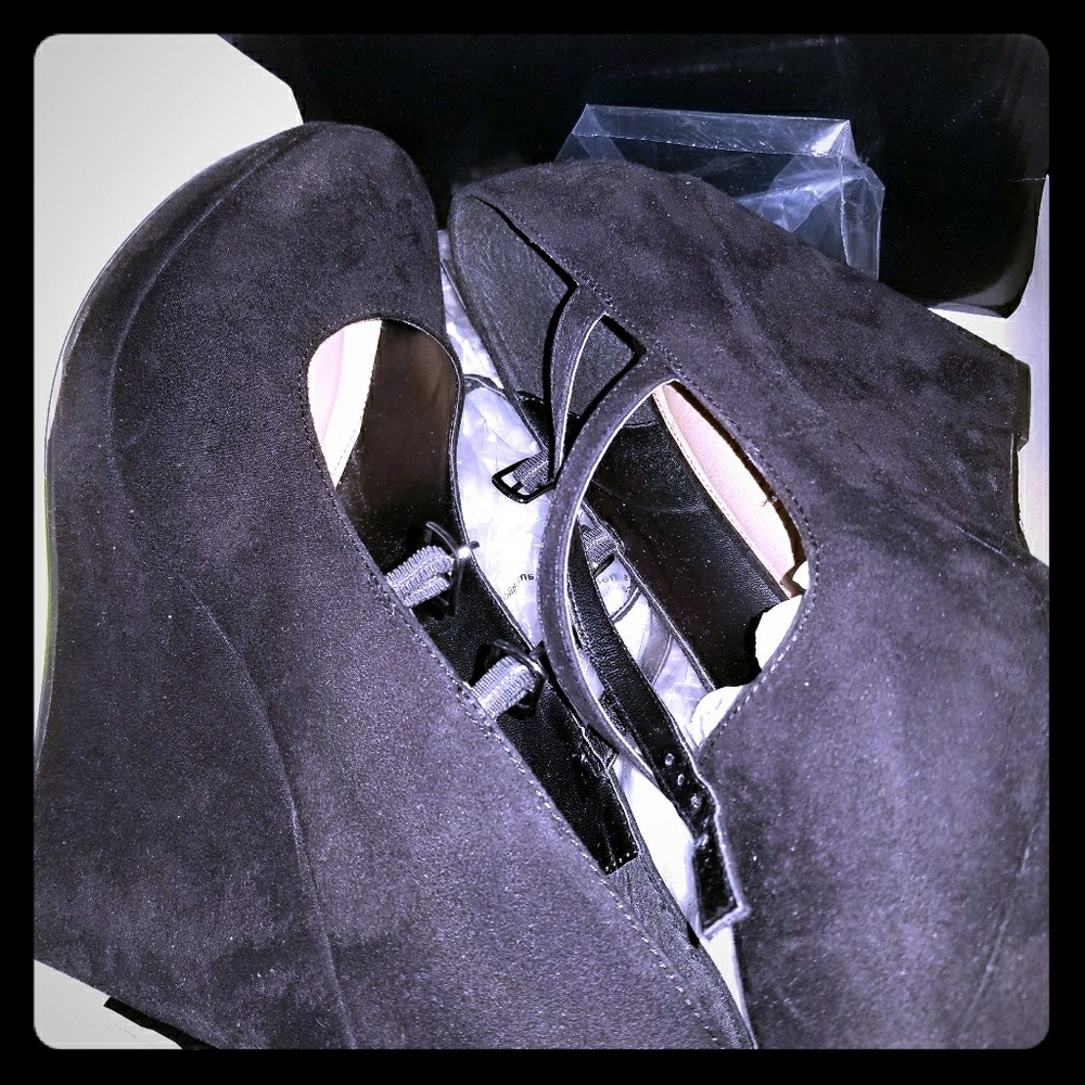 Black wedge heels