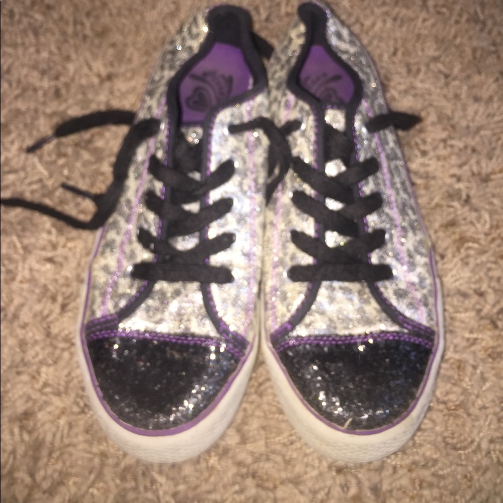 Girl converse like sneakers