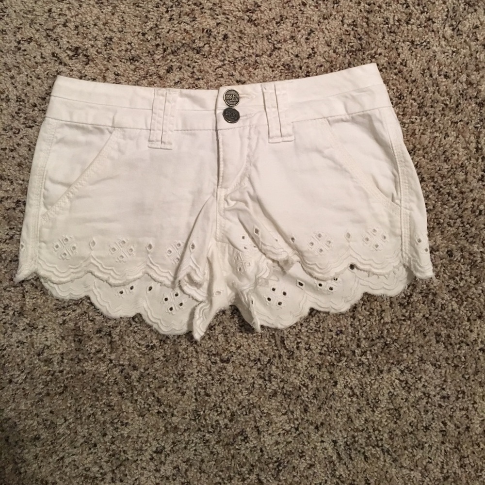 Buckle white shorts