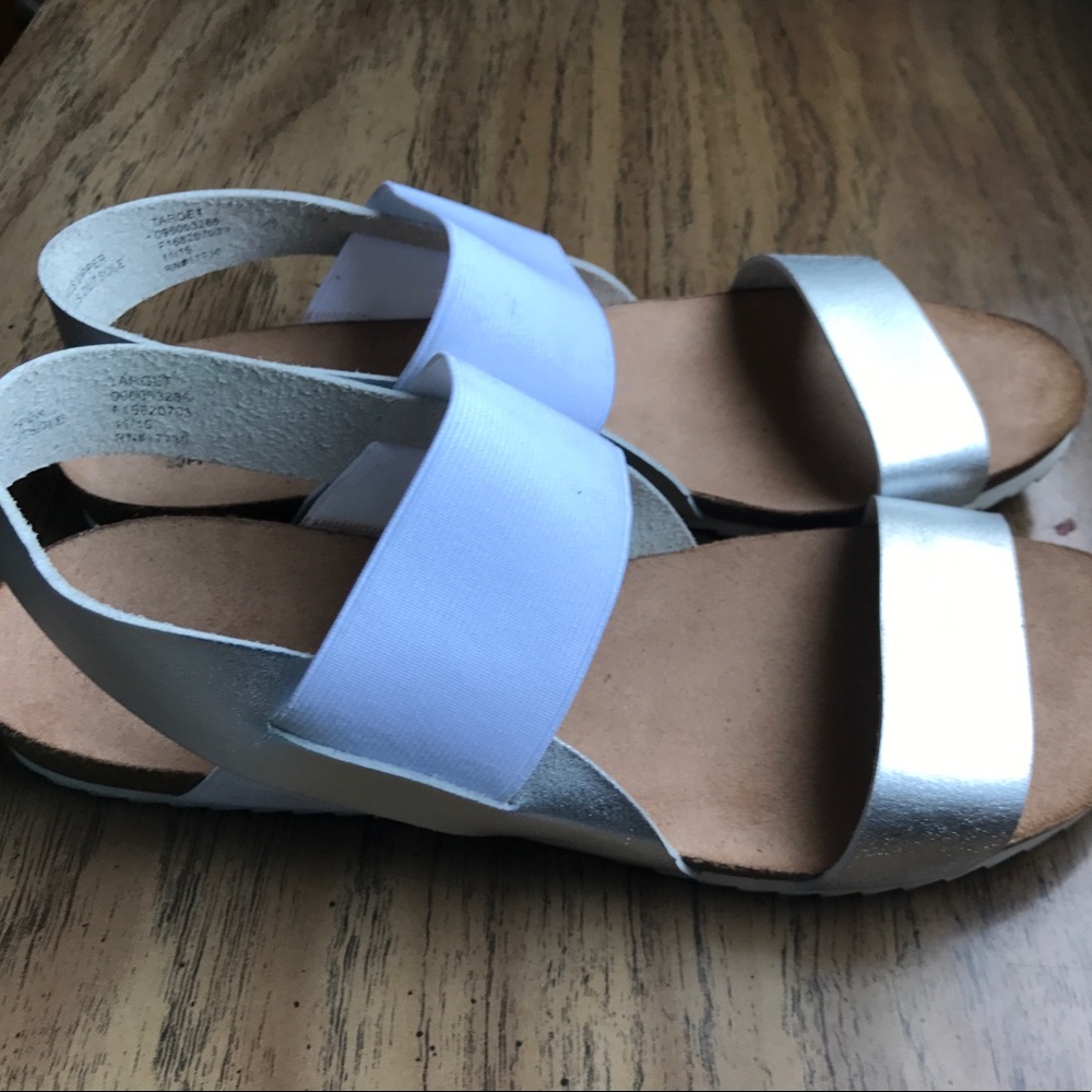 Sandals in white and silver.