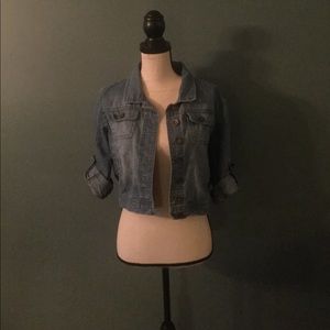 Outer edge cropped denim jacket