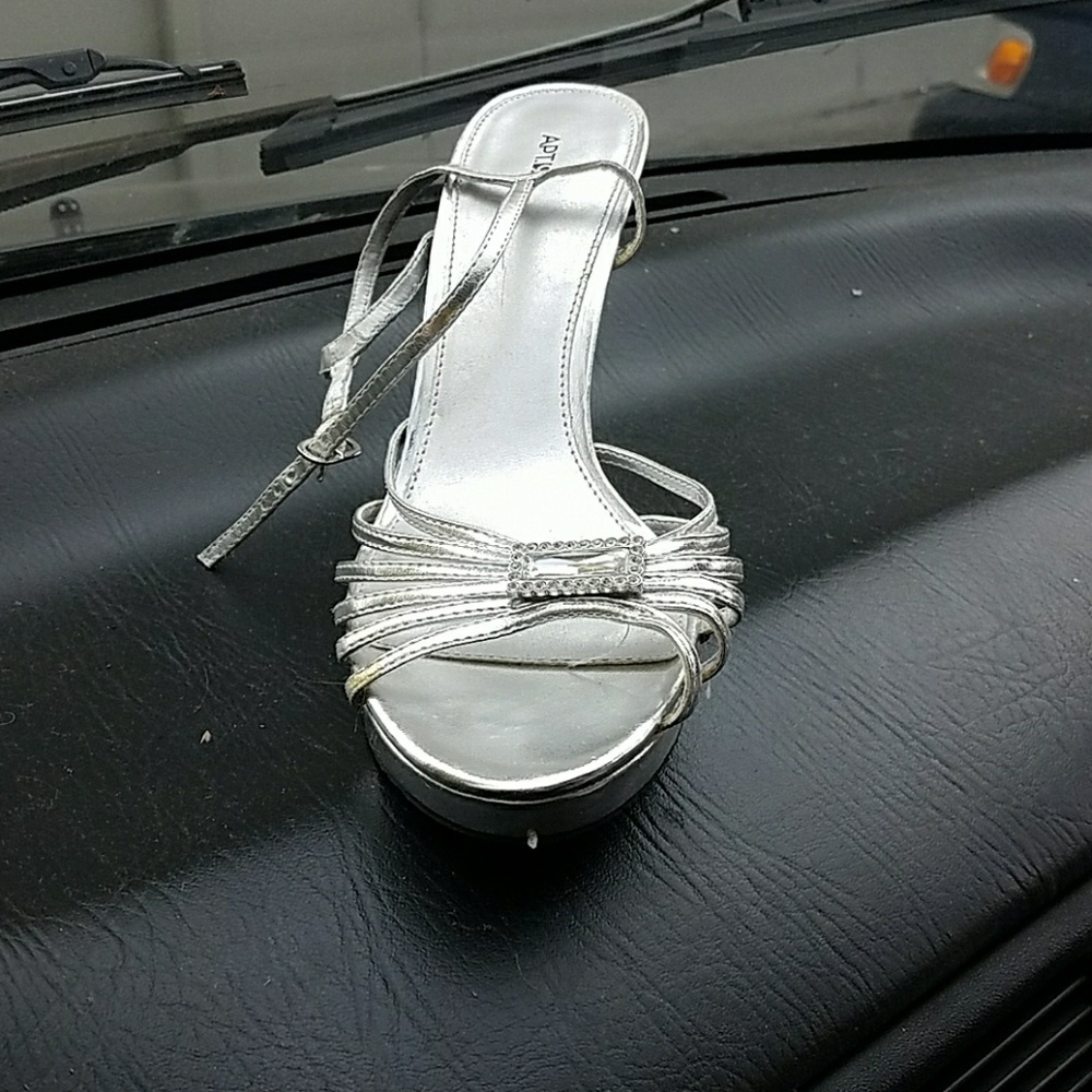 Strappy heels 😘