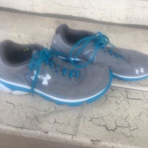 Women's size 8.5 Under Armour tennis shoes.