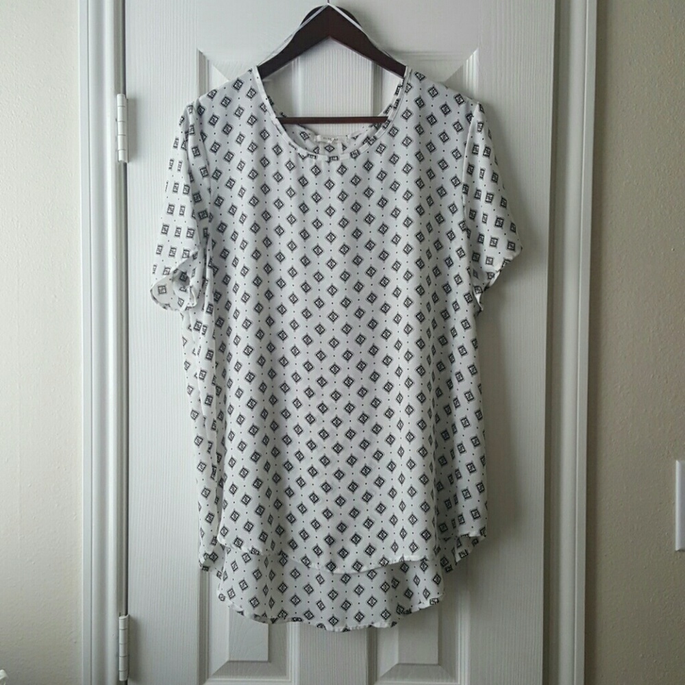 NWOT Pleione White and Black Patterned Blouse