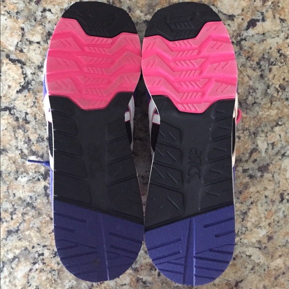 ASICS - Picture 2 of 3