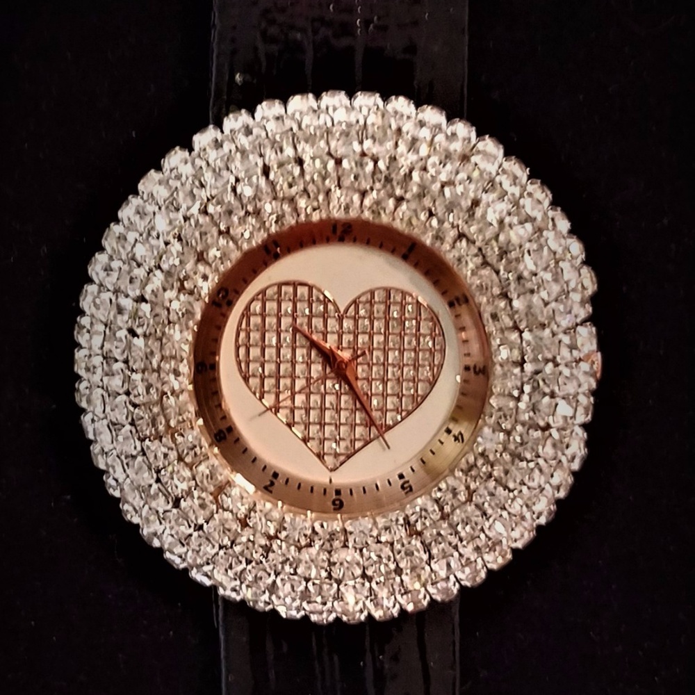 JUST IN  🆕 Stunning Crystal Women's Wristwatch