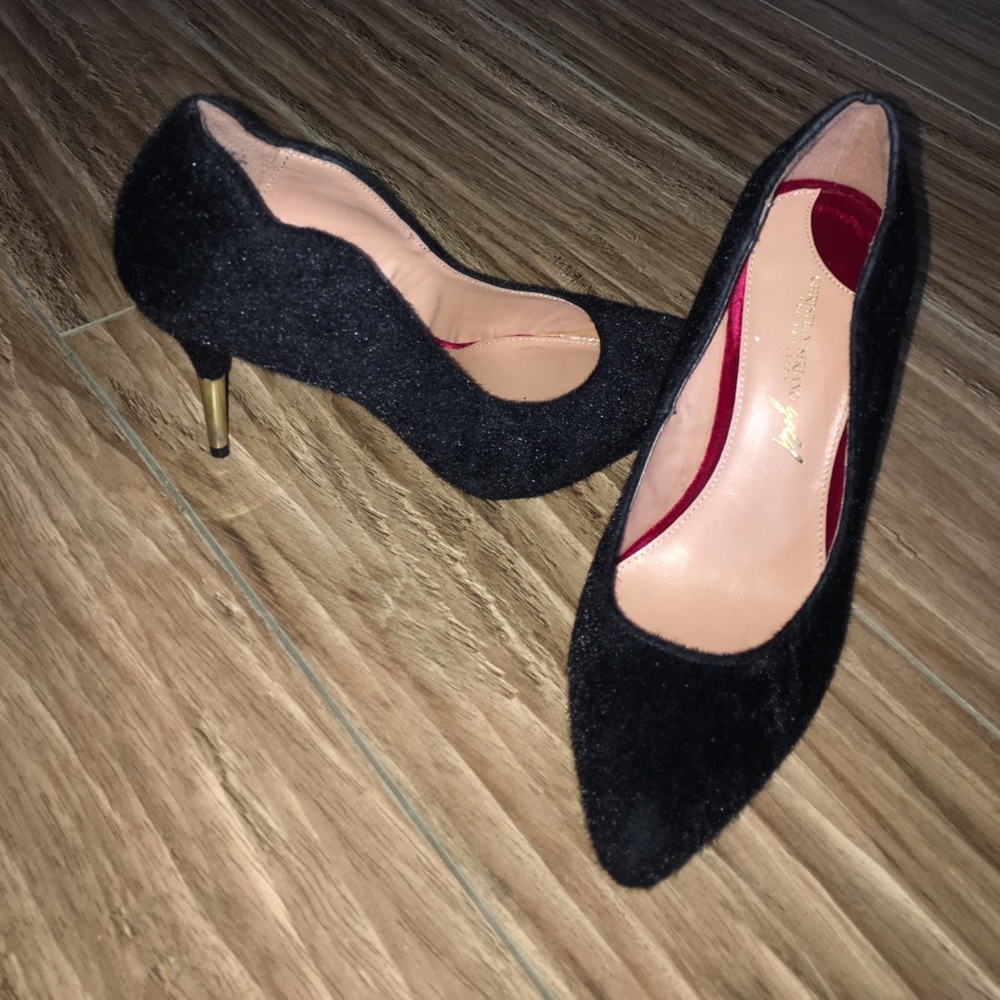 Black almost fur gold plated 2 inch heels🖤❗️