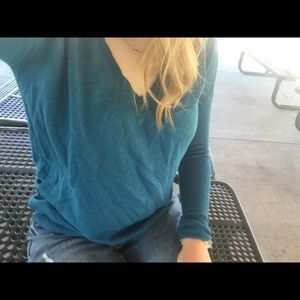BLUE V-NECK SWEATER FROM AMERICAN EAGLE