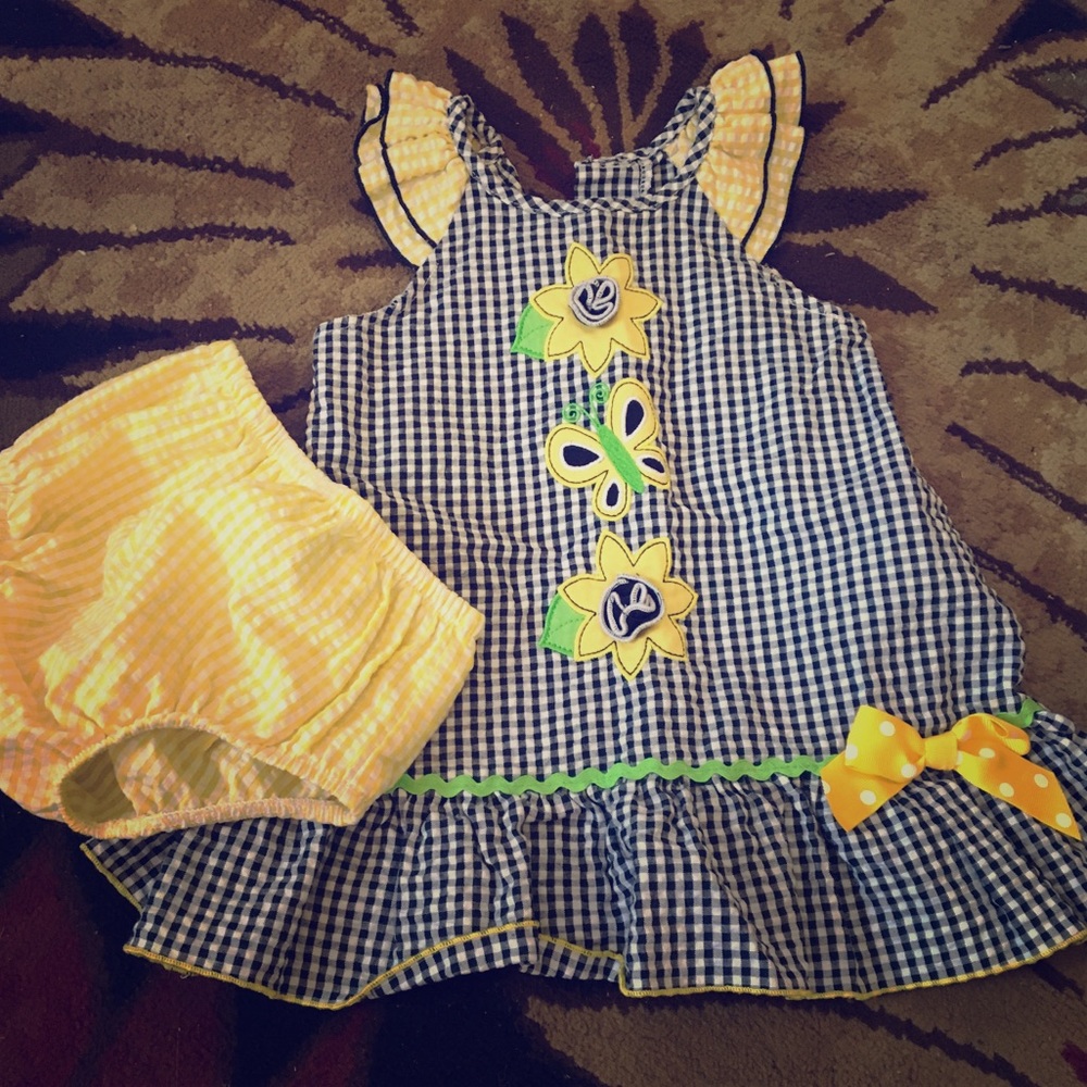Adorable summer sunflower dress w/bottoms