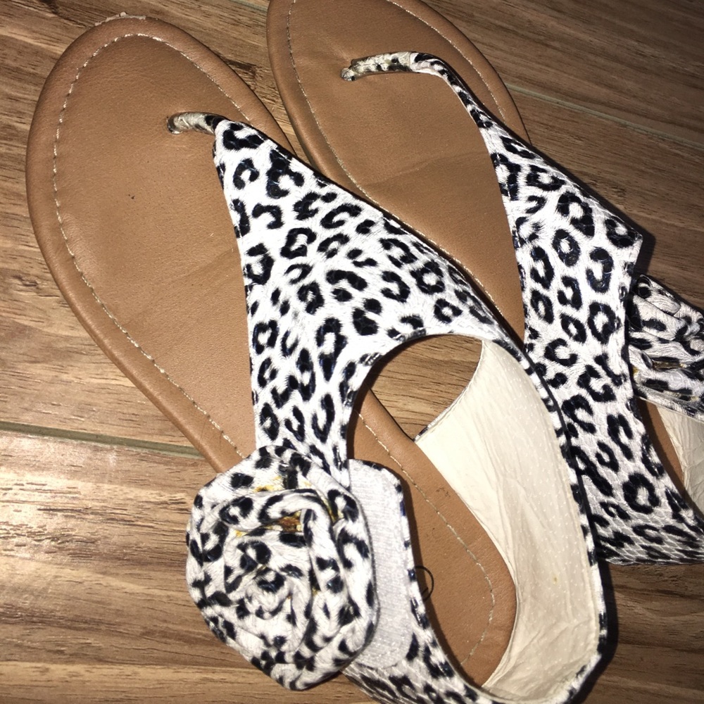 Leopard printed black and white sandels🔲