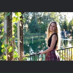 Meet your Posher, Caitlin