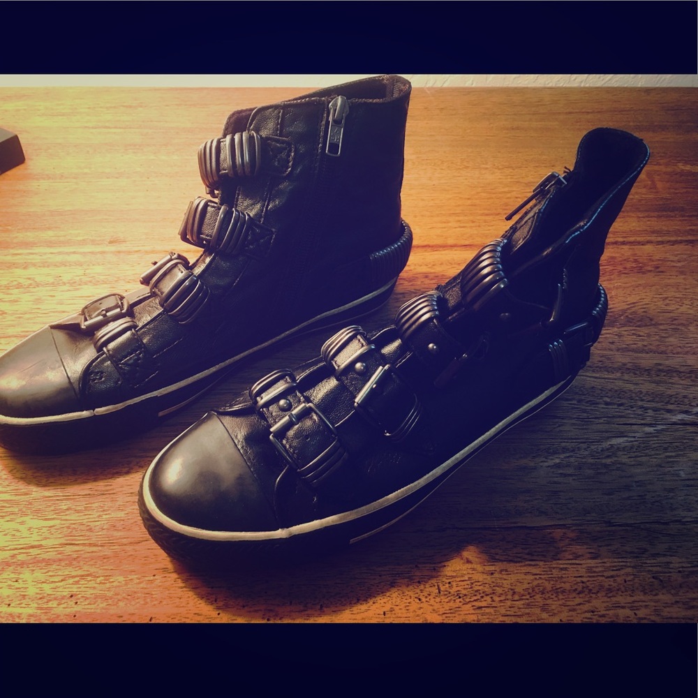 BLACK BOOTS