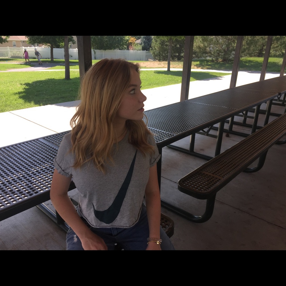 CROPPED AND THRIFTED NIKE SHIRT