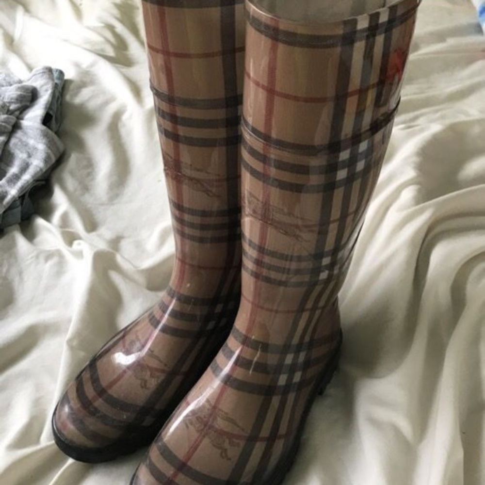 Burberry rain boots size 6!