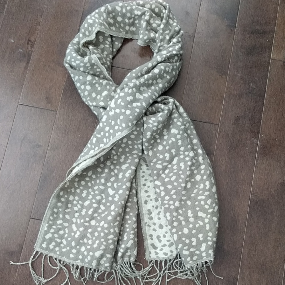 The Limited Dotted Blanket Scarf + NWOT