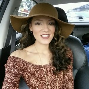 Meet your Posher, Cassandra