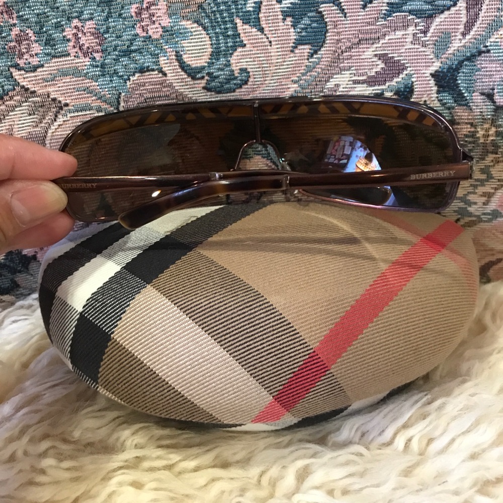Authentic BURBERRY - Picture 2 of 8
