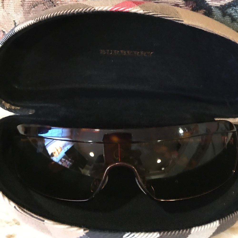 Authentic BURBERRY - Picture 5 of 8