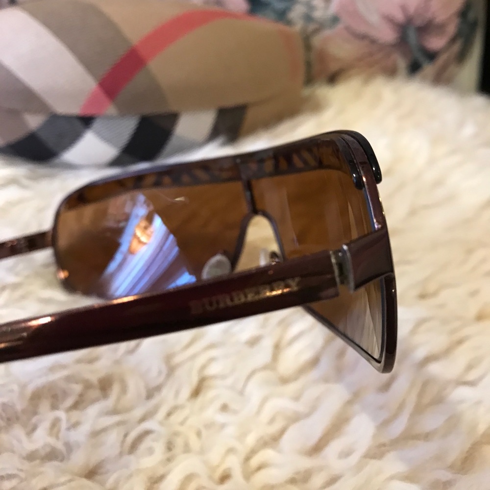 Authentic BURBERRY - Picture 7 of 8