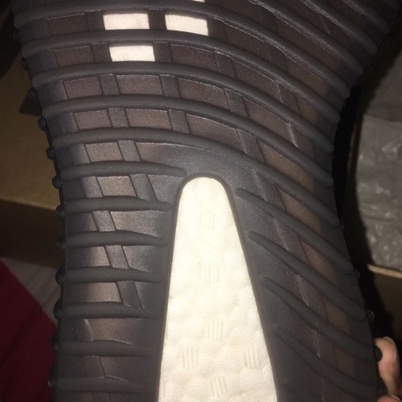 Yeezy 350 v2 - Picture 3 of 4