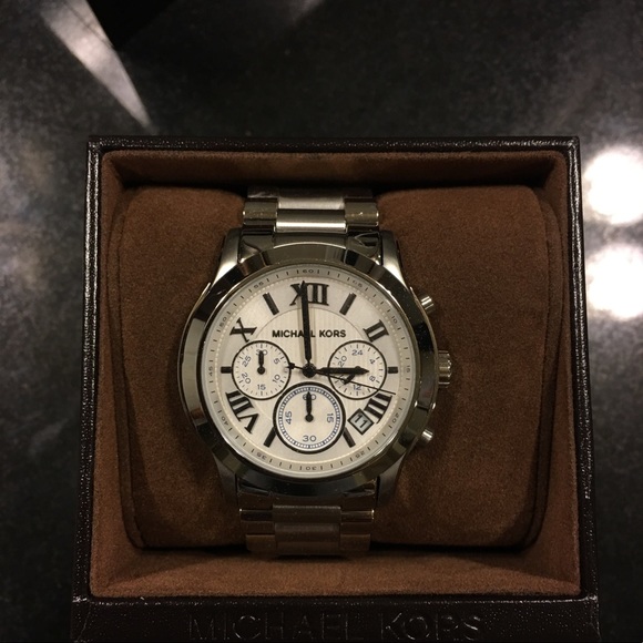 BRANDNEW Michael Kors silver watch - Picture 2 of 2