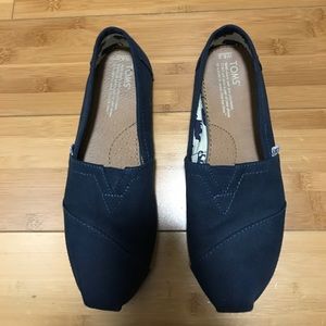 Navy blue  Toms !!!⭐️all time classic in 8 .5 🍂