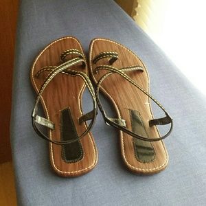 Flat sandals