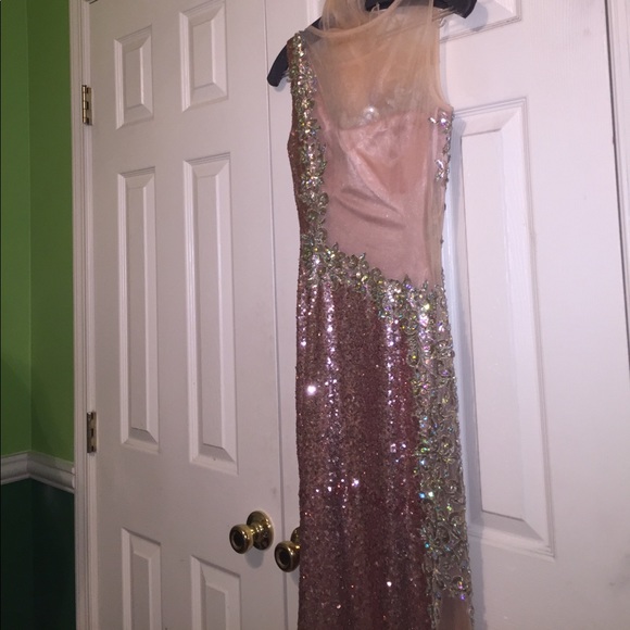 Formal Dress - Picture 5 of 8