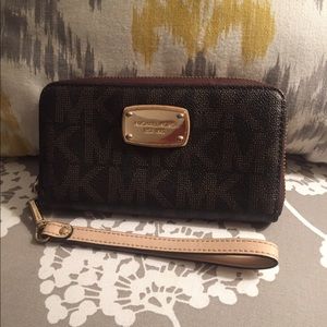 Michael Kors Jetset iPhone wristlet
