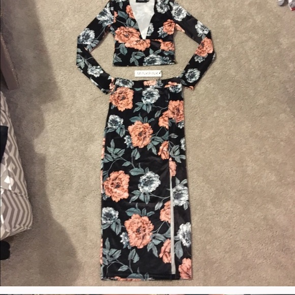 Mink Pink velvet crop top and skirt - Picture 4 of 7