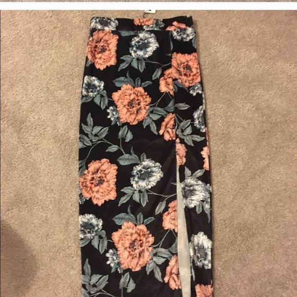 Mink Pink velvet crop top and skirt - Picture 6 of 7