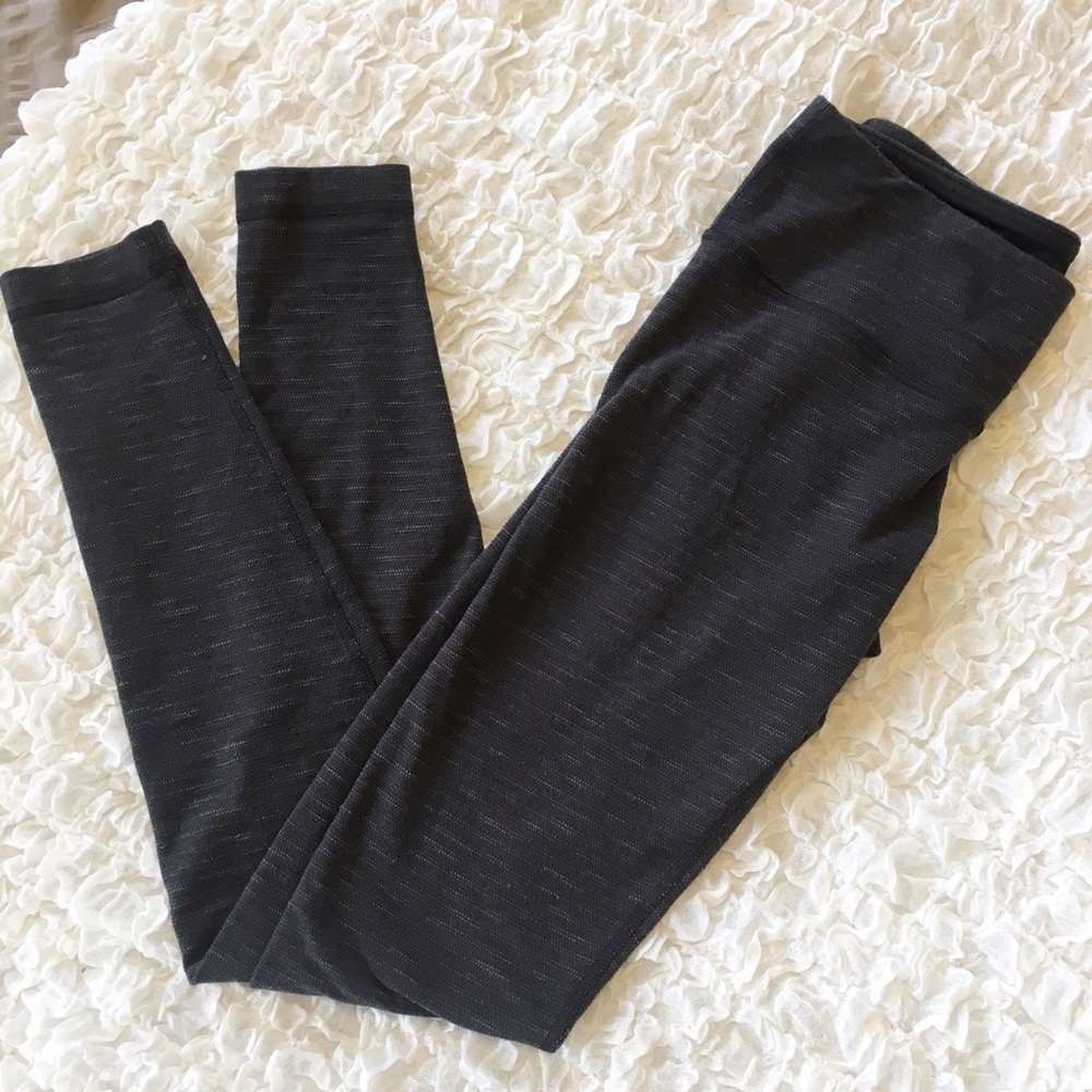 👀 Gray and black lululemon leggings  size 6 👀