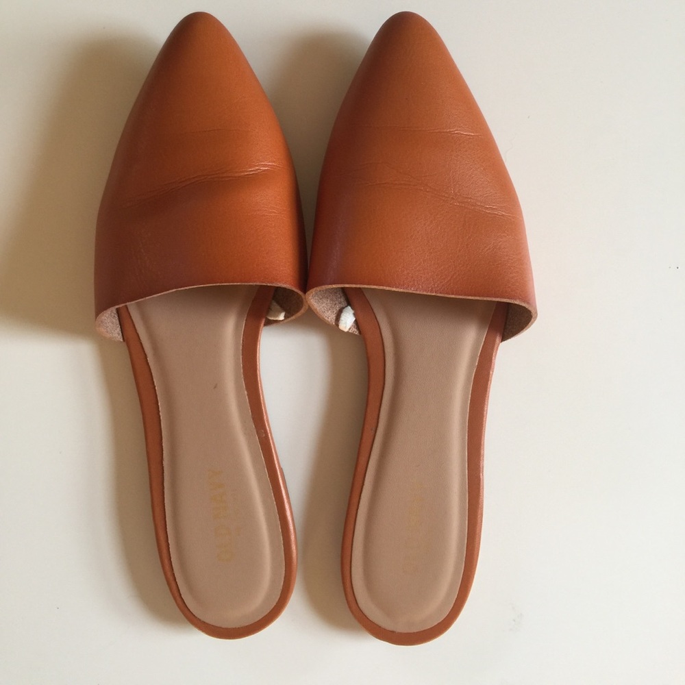 ON Pointed Toed Cognac Slides