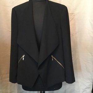 Jacket with zipper pockets, very nice.