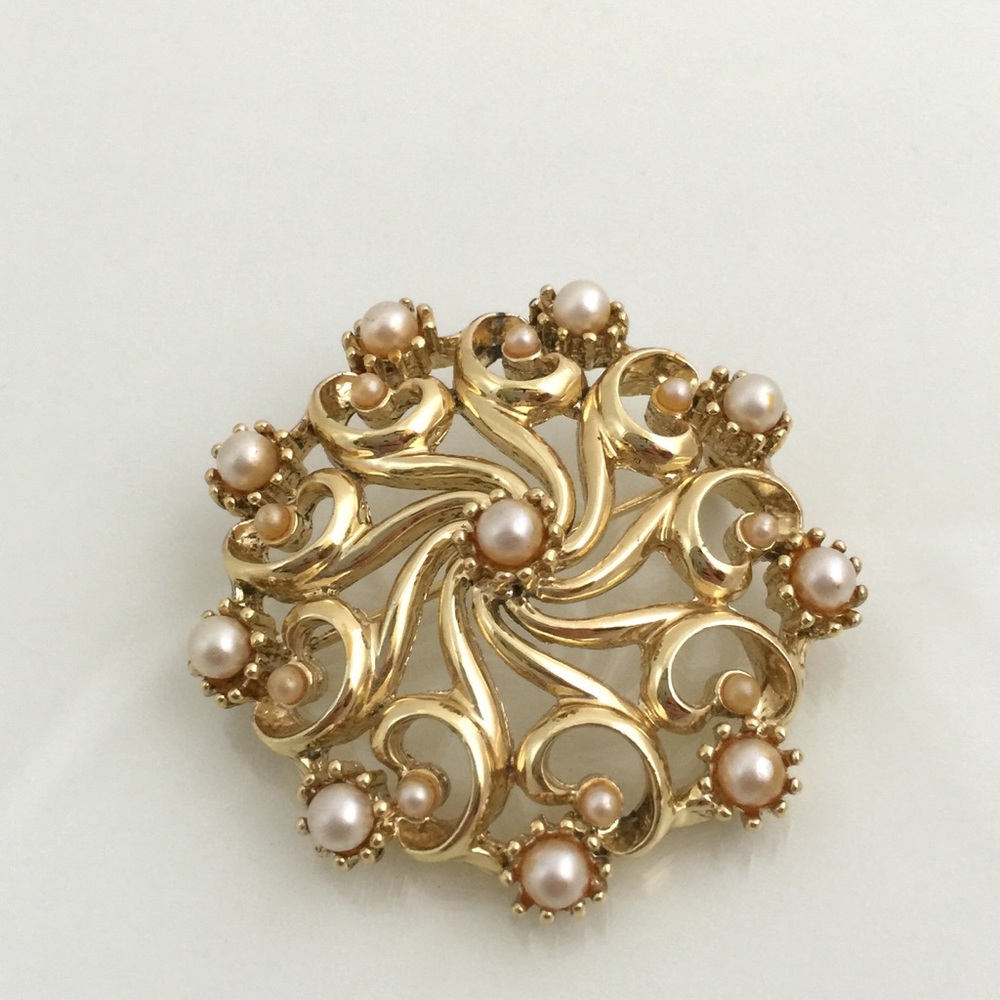 Vintage Costume Gold Tone Swirl Brooch with Pearl