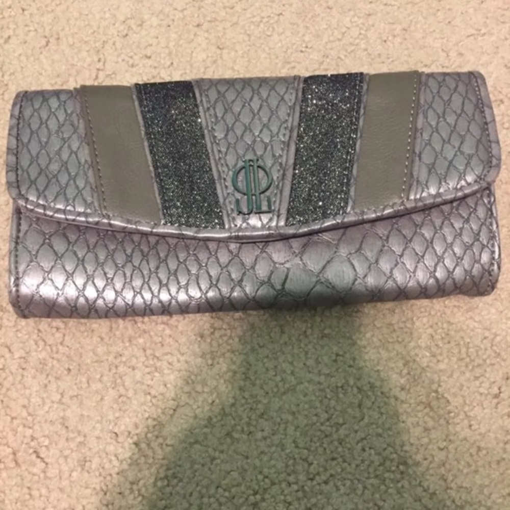 Jennifer Lopez grey clutch