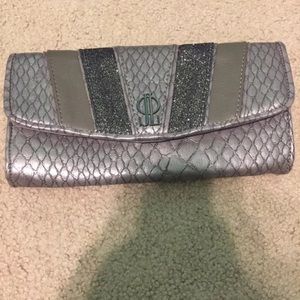 Jennifer Lopez grey clutch