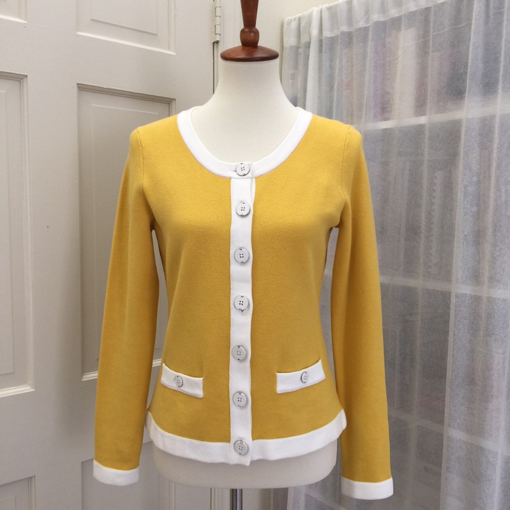 Banana Republic Crewneck button up cardigan. S